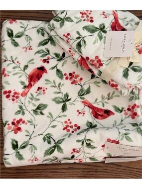 Laura Ashley Christmas Cardinal Towel
Set - 2 Bath Towels & 2 Hand Towels
Cotton